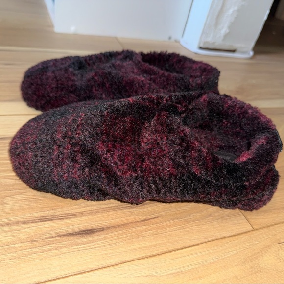 SKIMS Plush Burgundy and Black Slippers - Picture 4 of 4